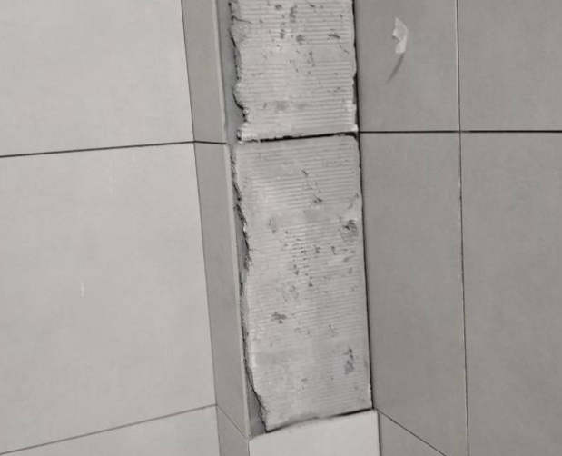 滦南瓷砖空鼓维修公司分享下瓷砖施工前基层浇水润湿程度不足，可能导致以下问题